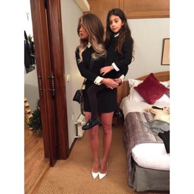 صورة مايا دياب وابنتها بنفس الإطلالة احتفالاً بالكريسماس