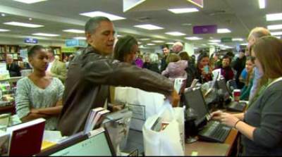  بالفيديو .. أوباما يتسوق ويطلب خصماً على مشترياته