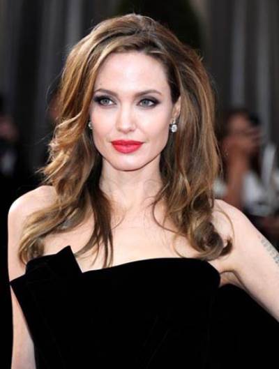 أنجلينا جولي تغيب عن افتتاح فيلمها "Unbroken" لإصابتها بالجدري