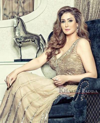   غادة عبد الرازق بإطلالة ذهبية وماكياج ناعم