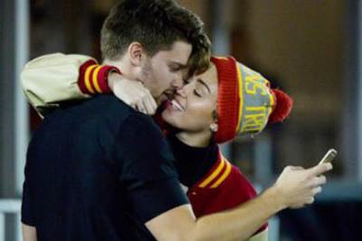  مفاجأة: مايلي سايرس تزوجت ابن أرنولد شوارزينجر!!