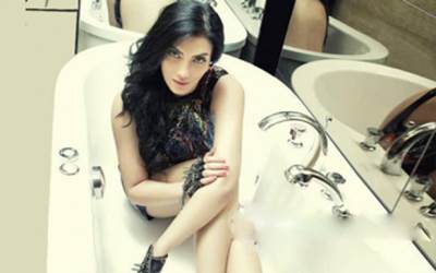  بالصور .. حورية فرغلي بفستان سواريه في "البانيو"