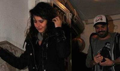 صور بيرين سات برفقة زوجها بأزياء بسيطة وشعر غجري