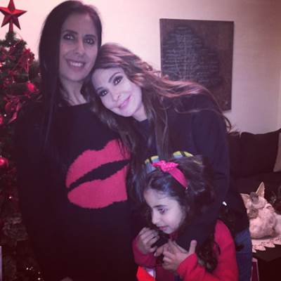 باصورة .. إليسا تستمتع بأجواء الميلاد مع عائلتها