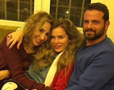 صور هكذا احتفل "آل الخال" بعيد الكريسماس