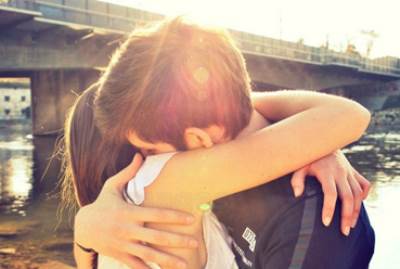  دراسة : العناق يحمى ضد العدوى والإجهاد 