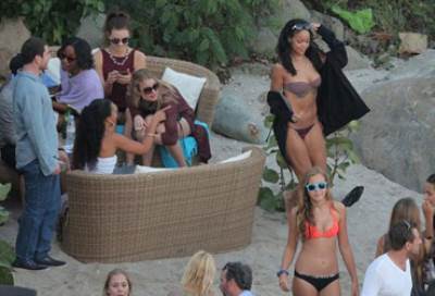 ريهانا بالبيكيني .. بعد احتفالها بليلة رأس السنة على يخت بي ديدي