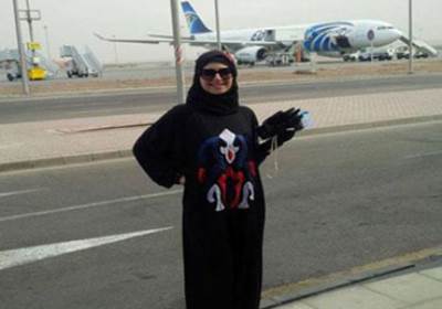 صورة منة فضالي بالحجاب متوجهة لأداء العمرة