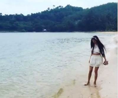 لاميتا فرنجية على شاطىء البحر في شهر عسلها