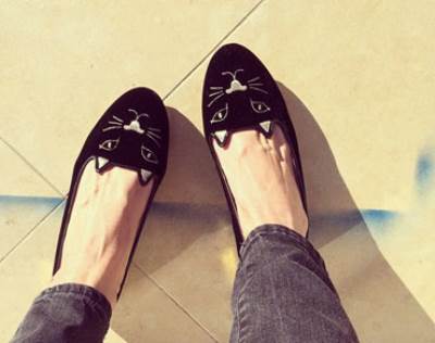 صور كيتي هولمز بإطلالة سفر مثالية وحذاء القطة