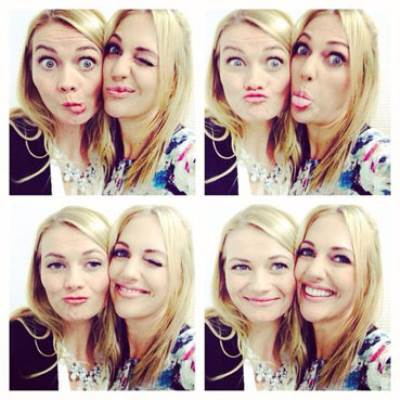 صور مريم أوزرلي تداعب جمهورها بحركات طفولية