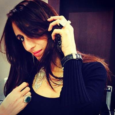  فرح خان تستعرض أحدث مجوهراتها وتظهر جمالها بالأسود