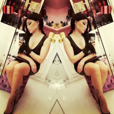 صور هيفاء وهبي تستعرض أحذيتها من داخل غرفتها