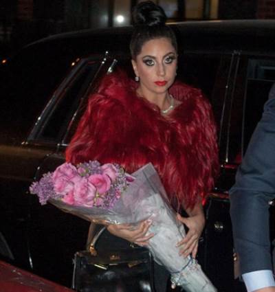 ليدي جاجا تغطي فضائحيتها في نيويورك