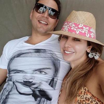  جويل مردينيان بملابس البحر وبدون ماكياج مع زوجها