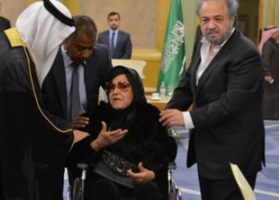 مديحة يسري تحضر عزاء ملك السعودية بالقاهرة على كرسي متحرك