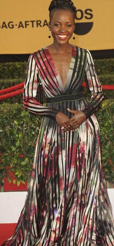 هكذا اطلّت لوبيتا نيونغو بتوقيع ايلي صعب