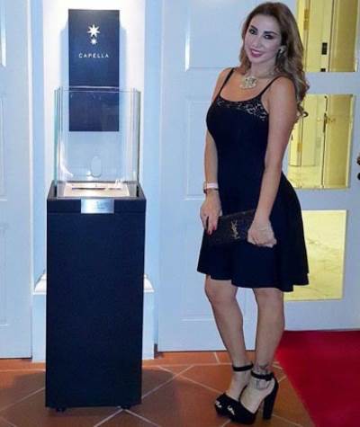 جويل مردينيان تظهر أنوثتها بفستان أسود جريء