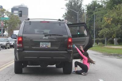 معجبة تقع على الطريق بسبب جاستين بيبر