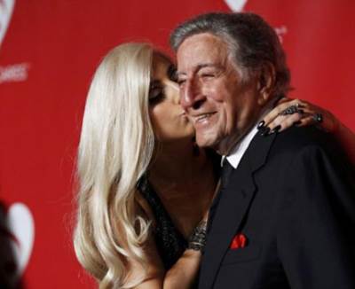 ليدي جاجا تقبّل توني بينيت على السجادة الحمراء