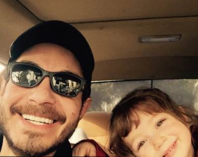 صورة أحمد زاهر وابنته الصغرى منى وشبه كبير بينهما