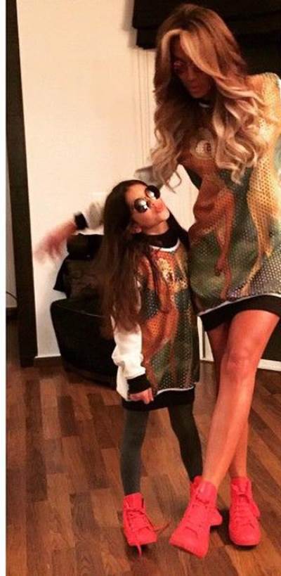 بالصورة .. مايا دياب وابنتها بنفس "اللوك"