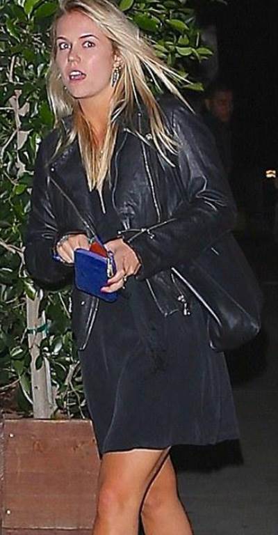 فتاة شقراء حسناء برفقة أورلاندو بلوم تثير التساؤلات