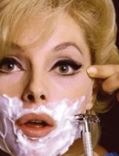 على كل سيدة يجب أن تحلق ذقنها بالشفرة .. الفكرة جنونية لكن النتيجة مذهلة