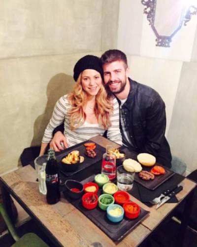 صور .. بيكيه وشاكيرا يستمتعان بموعد رومنسي على العشاء