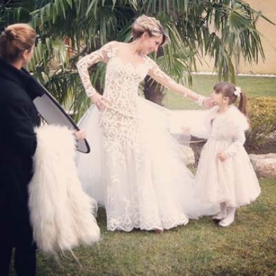 بإطلالة ملائكية .. ابنة جويل تخطف الأنظار بفستان من "الفرو"