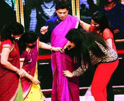 شاروخان يرتدي الساري الهندي لأول مرة