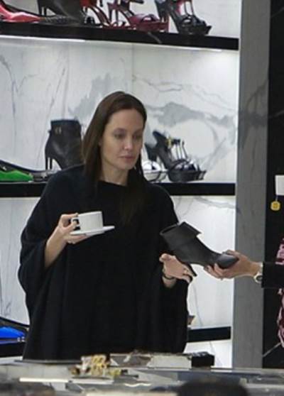 صور أنجلينا جولي تتسوق بدون مكياج