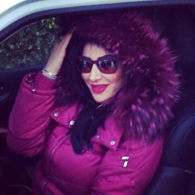 شاهد زوجة صابر الرباعي بإطلالة شتوية أنيقة.. ومكياج قوي