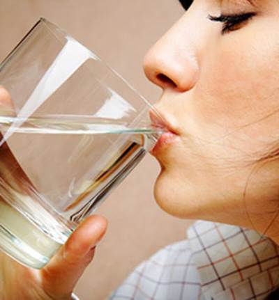 ما الأفضل لصحتك تناول كوب من الماء الدافئ أو البارد؟