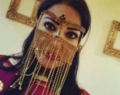 صورة سمية الخشاب بالبرقع الذهبي