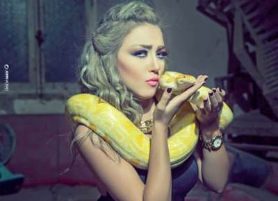 سارة سلامة تستعرض شجاعتها مع ثعبان