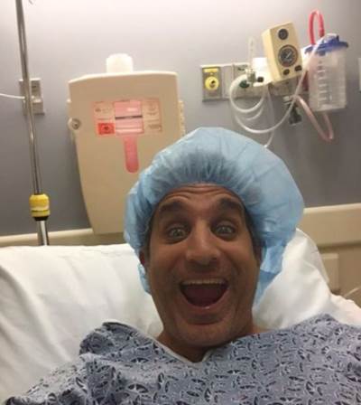 صورة باسم يوسف بعد إجراء عملية جراحية "أنا ركبي حديد"