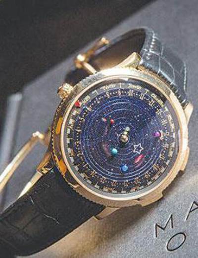 معرض «ماسترز أوف تايم» .. يعرض ساعات تشرئب نحو الشمس والقمر