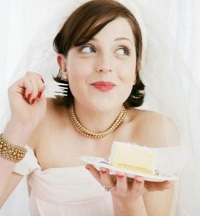 10 أطعمة يجب تجنّبها قبل زفافكما