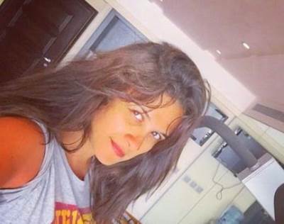  صورة ياسمين عبد العزيز من الجيم بدون مكياج وبشعر عشوائي