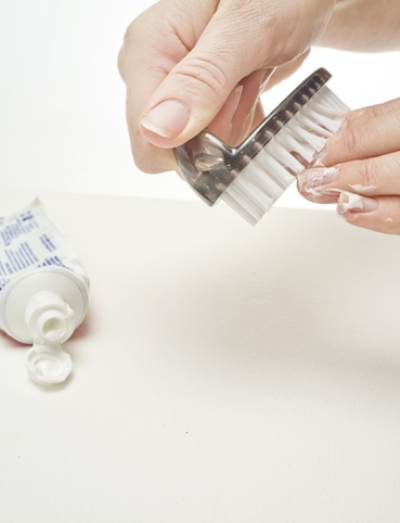 ماذا يحدث لو وضعت معجون أسنان على أظافرك؟