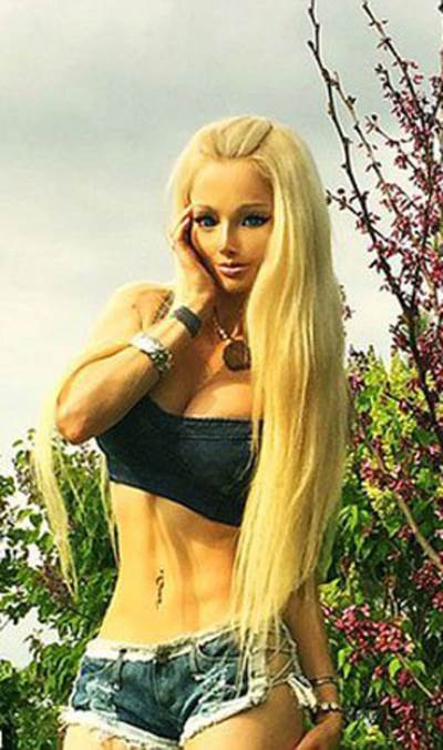 بالصور .. جلسة تصوير جديدة للفتاة التى حولت نفسها إلى باربى