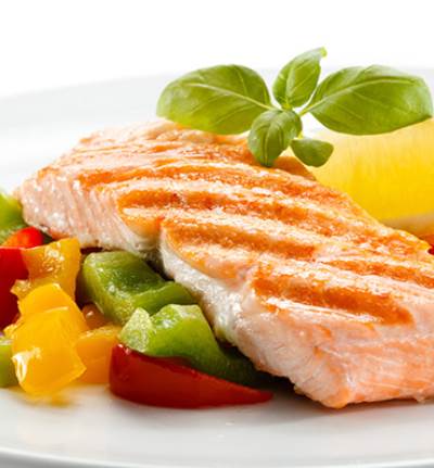 سلمون مشوي مع الخضار