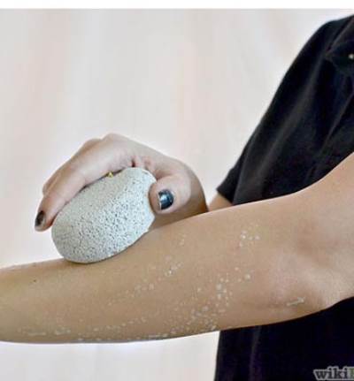  أزيلي شعر جسمك بدون ألم بالحجر الخفاف والشمع 