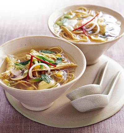 شوربة الدجاج مع النودلز