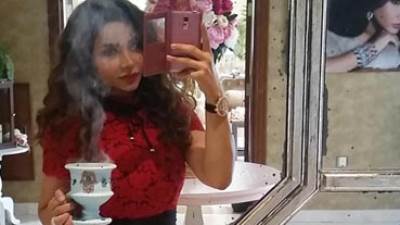 سيلفى "لجين عمران" بالفستان الأحمر .. وطقوس "البخور "