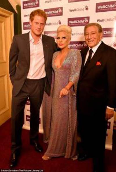 ليدي جاجا تغني في قاعة ألبرت الملكية .. وتلتقي الأمير هاري