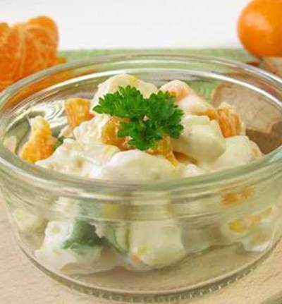 سلطة الزبادي بقطع الدجاج واليوسفي