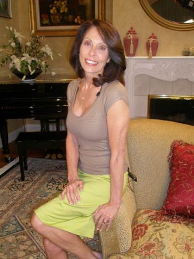 وفاة الممثلة والكاتبة البريطانية إليزابيث ماكلينان عن 77 عاما