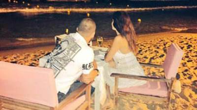  سيرين عبد النور تحتفل بعيد زواجها علي نسيم البحر